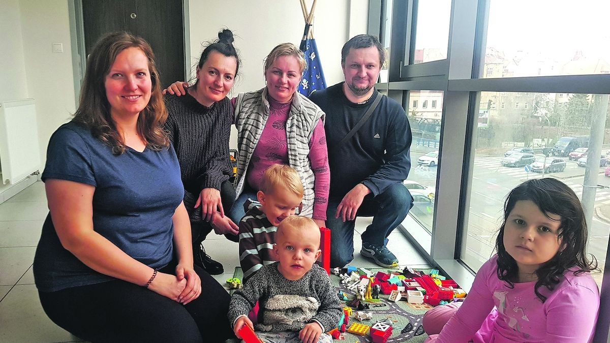 Neslyšící rodině pomáhá v Plzni neslyšící kamarádka